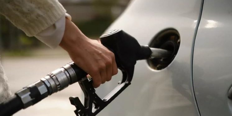 Shoferët mund të kursejnë me litra karburant vetëm nëse shtypin një buton në veturë