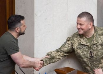 Zelenskiy në vijën e parë të frontit mes spekulimesh mbi fatin e gjeneralit të lartë