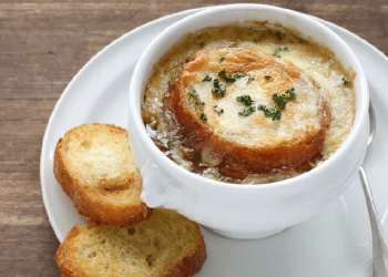Supë franceze me qepë e lëng mishi, unike e plot shije