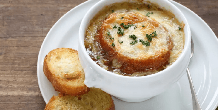 Supë franceze me qepë e lëng mishi, unike e plot shije