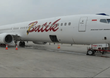 Për gjysmë ore, një fluturim i planifikuar në Indonezi fluturoi me pilotët në gjumë