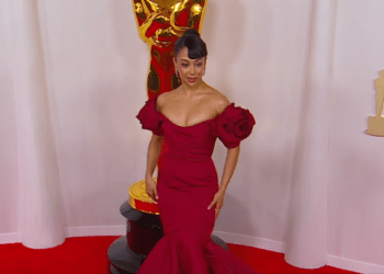 Aktorja Liza Koshy rrëzohet në tapetin e kuq të “Oscars”