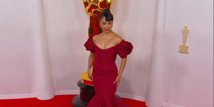 Aktorja Liza Koshy rrëzohet në tapetin e kuq të “Oscars”
