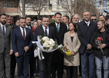 Kurti përkujton viktimat civile të vrara në Masakrën e Tregut të gjelbër në Mitrovicë