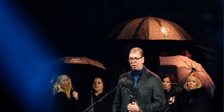 Vuçiq vazhdon t’i vuajë bombardimet e NATO-s në Serbi