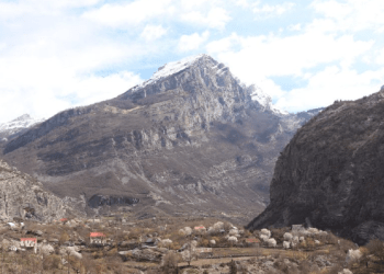 Lugina e Cemit në Kelmend mbizotëron me bukuritë natyrore edhe me trashëgiminë ndërtimore