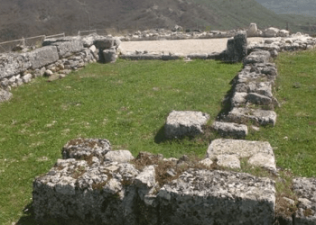 Shqipëri, në skajin jugor të qytetit antik Antigone, gjenden rrënojat e një objekti kulti i tipit Bazilikë