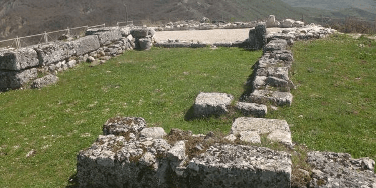 Shqipëri, në skajin jugor të qytetit antik Antigone, gjenden rrënojat e një objekti kulti i tipit Bazilikë
