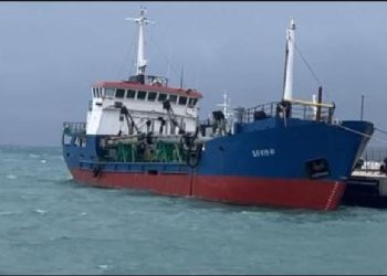 Pezullohen lundrimet në disa linja anijesh, shkak moti i ligë