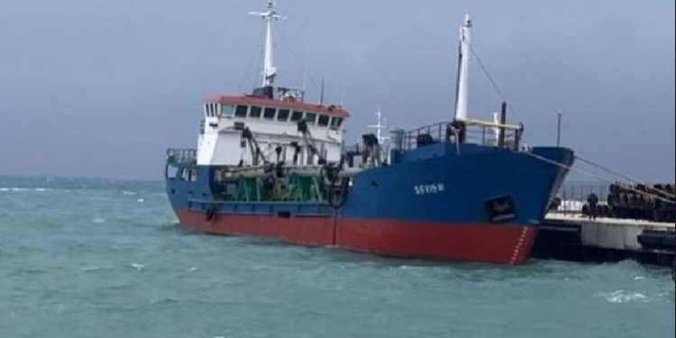 Pezullohen lundrimet në disa linja anijesh, shkak moti i ligë