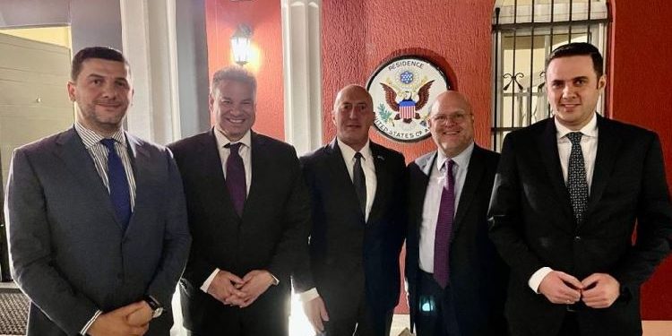 Takohen Escobar dhe liderët opozitarë në rezidencën e Hovenier