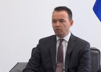 Peci autorizon sekretarin e Ministrisë për ndërprerjen e qerasë ku ndodhen zyrat e AAK-së