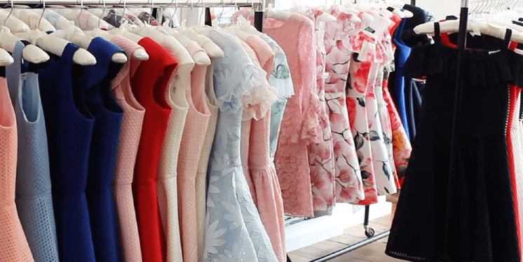 Garderobat pasurohen me ngjyra dhe modelet e sezonit të ri, fustanet për stinën e pranverës