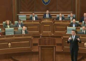 Ilir Shaqiri e Shkurte Fejza këndojnë në Kuvend për shënimin e 26-vjetorit të Epopesë