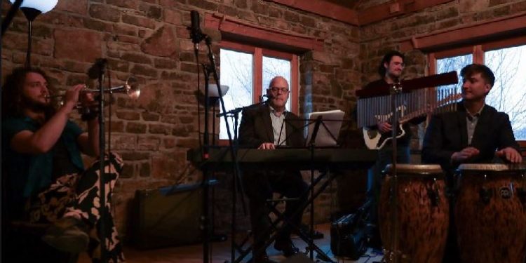 Hovenier viziton Prizrenin, provon edhe muzikën me muzikantët e ndryshëm të OneBeat Balkans