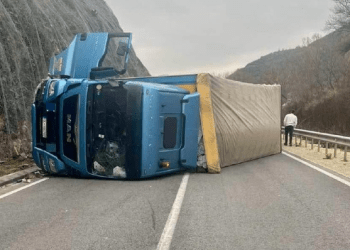 Përmbyset kamioni në rrugën kryesore Shkup-Bllacë