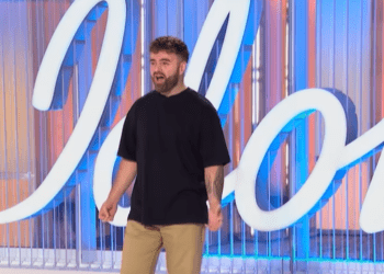 Djali nga Kosova, mahnitë jurinë e American Idol me zërin e tij