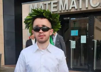 23 vjeçari shqiptar bëhet i pari i verbër që diplomohet për IT në Universitetin e Parmës