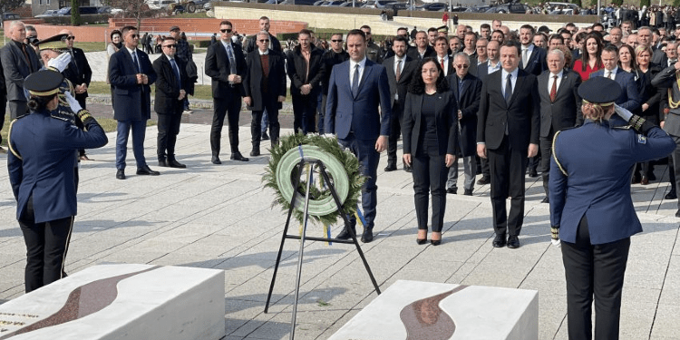 Krerët e shtetit bëjnë homazhe në Prekaz me rastin e shënimit të 26 vjetorit të Epopesë së UÇK-së