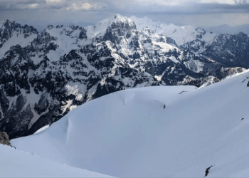 2 turistë kroat kanë rrëshkitur në afërsi të liqeneve të Jezercës, dyshohet se njëri prej tyre ka humbur jetën