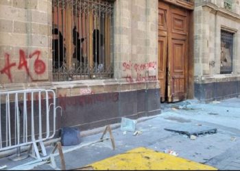 Sulmohet pallati presidencial në Meksikë nga protestuesit