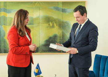 Nagavci dorëzon Kurtit raportin e fazës së parë të rishikimit të teksteve të gjuhës shqipe e matematikës