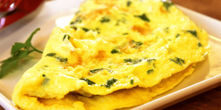 Omleta me djathë dhe erëza, mëngjes plot shije e shëndet