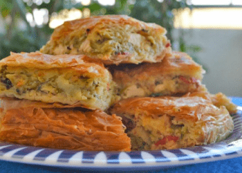 Byrek me presh dhe domate, receta me shije të veçantë