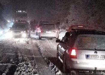 Reshjet e borës vështirësojnë vendkalimin kufitar në Kullë