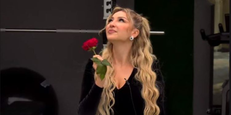 Sares për ditëlindje i “bien” trëndafila të kuq nga qielli!