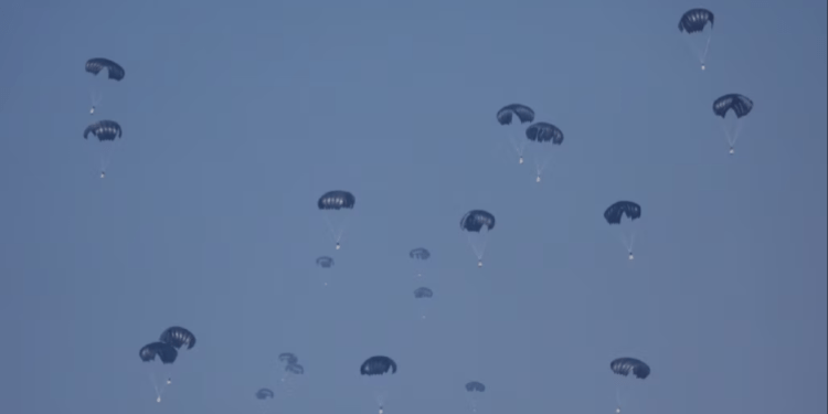 3 aeroplanë amerikanë kanë hedhur ushqim prej ajrit në Gazë