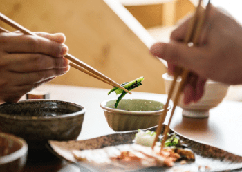 A e dini historinë pse aziatikët përdorin shkopinjët për të ngrënë?