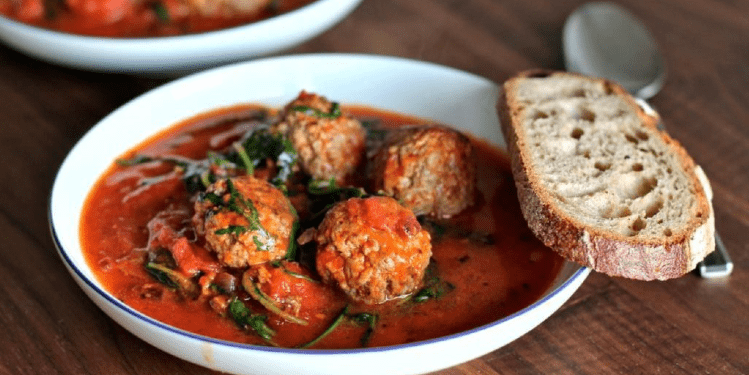 Supë me domate dhe qofte, shija që duhet të provoni