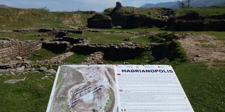 Teatri i Sofratikës në Gjirokastër, mendohet të jetë ndërtuar nga perandori Adrian 117-138 pas Krishtit