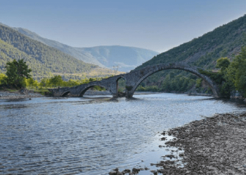 Shqipëri, ura mesjetare e Kamarës, monumentet historik dhe arkitektonikë