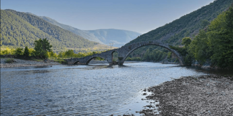 Shqipëri, ura mesjetare e Kamarës, monumentet historik dhe arkitektonikë