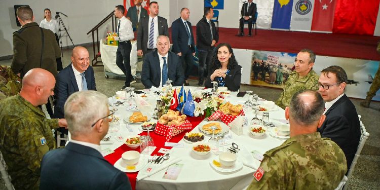 Presidentja e Kosovës shtron iftar për ushtarët e KFOR-it turk