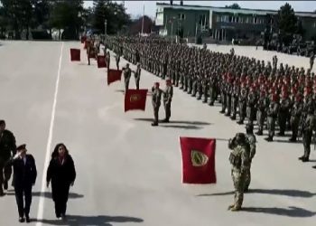 Osmani parakalon pranë ushtarëve të FSK-së