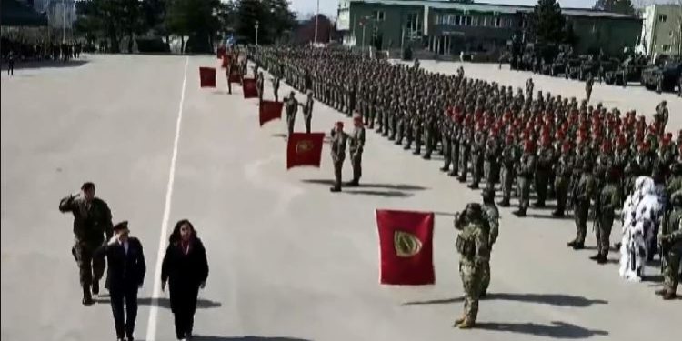 Osmani parakalon pranë ushtarëve të FSK-së