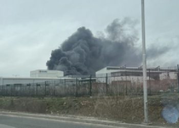 Zjarri në fabrikën e plastikës në Drenas është vënë nën kontroll