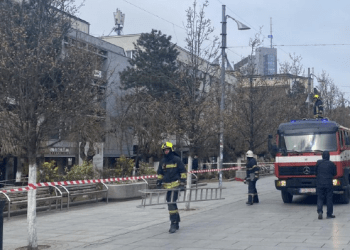 Bllokohet një pjesë në sheshin “Nënë Tereza”, kulmi i një ndërtese rrezikon të bie, shkak të erërave