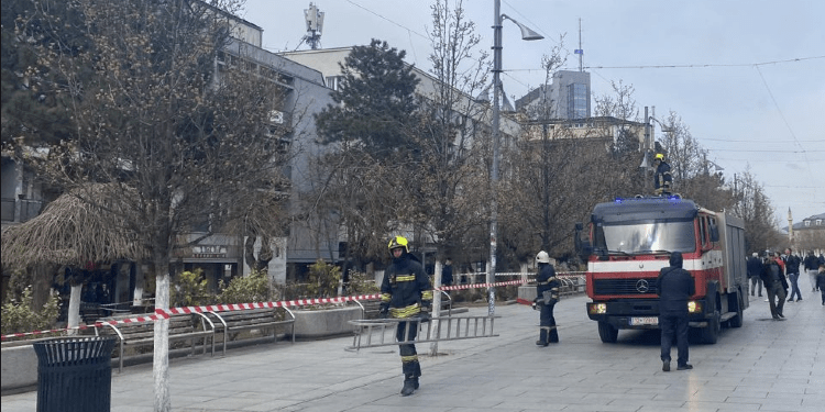 Bllokohet një pjesë në sheshin “Nënë Tereza”, kulmi i një ndërtese rrezikon të bie, shkak të erërave
