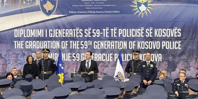 Kurti në ceremoninë e diplomimit të kadetëve të Policisë së Kosovës: Respektoni dhe nderoni uniformen tuaj