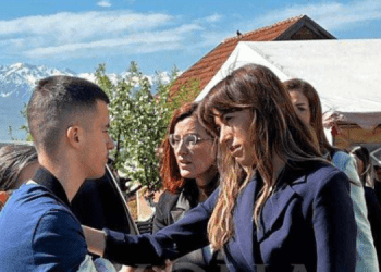 Haxhiu viziton familjen e 21-vjeçares së vrarë nga ish-bashkëshorti në Ferizaj