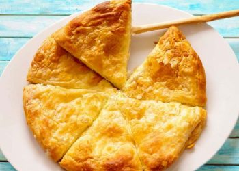 Byrek shtëpie me patate, shije tradicionale