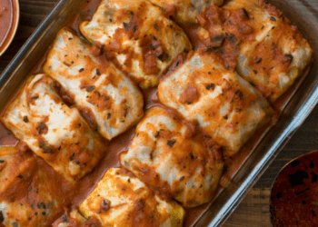 Dollma me lakër të bardhë të pjekura në furrë