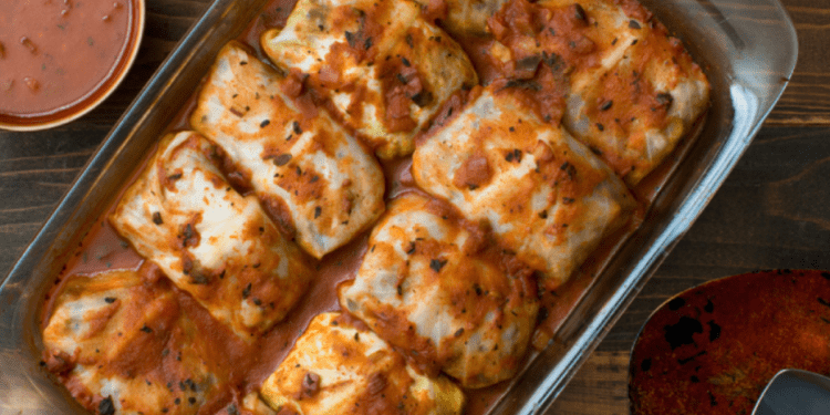 Dollma me lakër të bardhë të pjekura në furrë