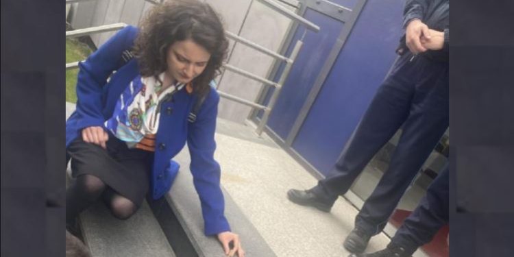 Aktivistët e PSD-së vendosin një plumb në hyrjen e qeverisë për vrasjet e grave në Kosovë