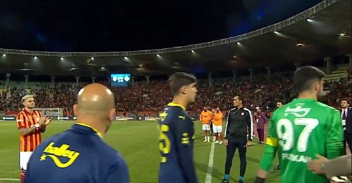 Finalja më e shkurtër në histori të futbollit europian, Fenerbahce e dorëzon ndeshjen