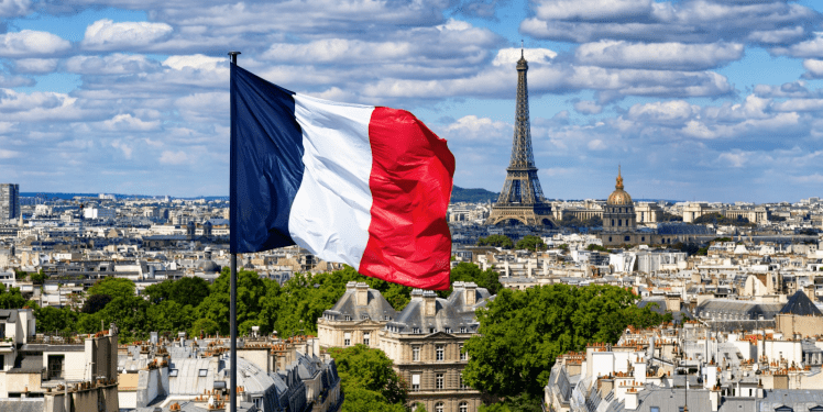 Franca do nxjerrë një ligj të ri për të vendosur rregulla të reja ndaj kompanive që prodhojnë Fast Fashion